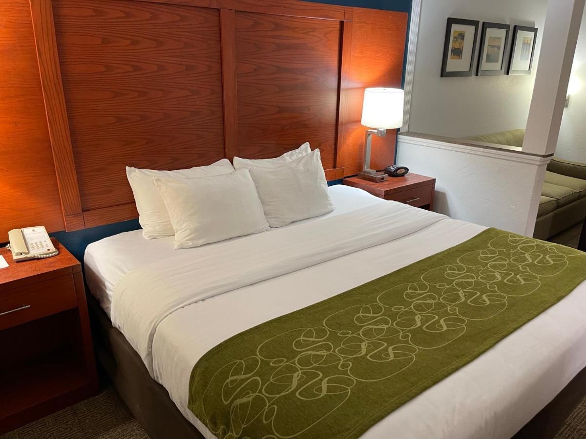 Comfort Suites Lake Charles Buitenkant foto
