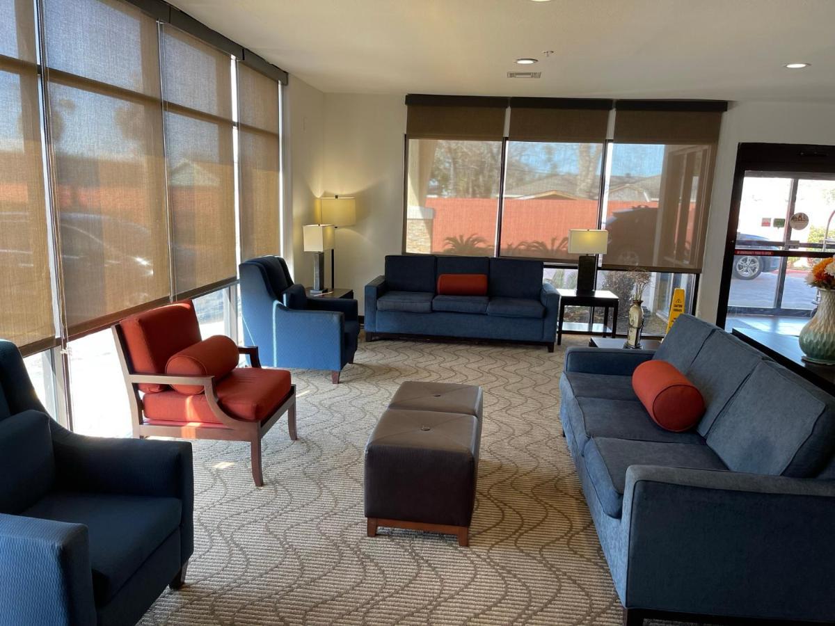 Comfort Suites Lake Charles Buitenkant foto