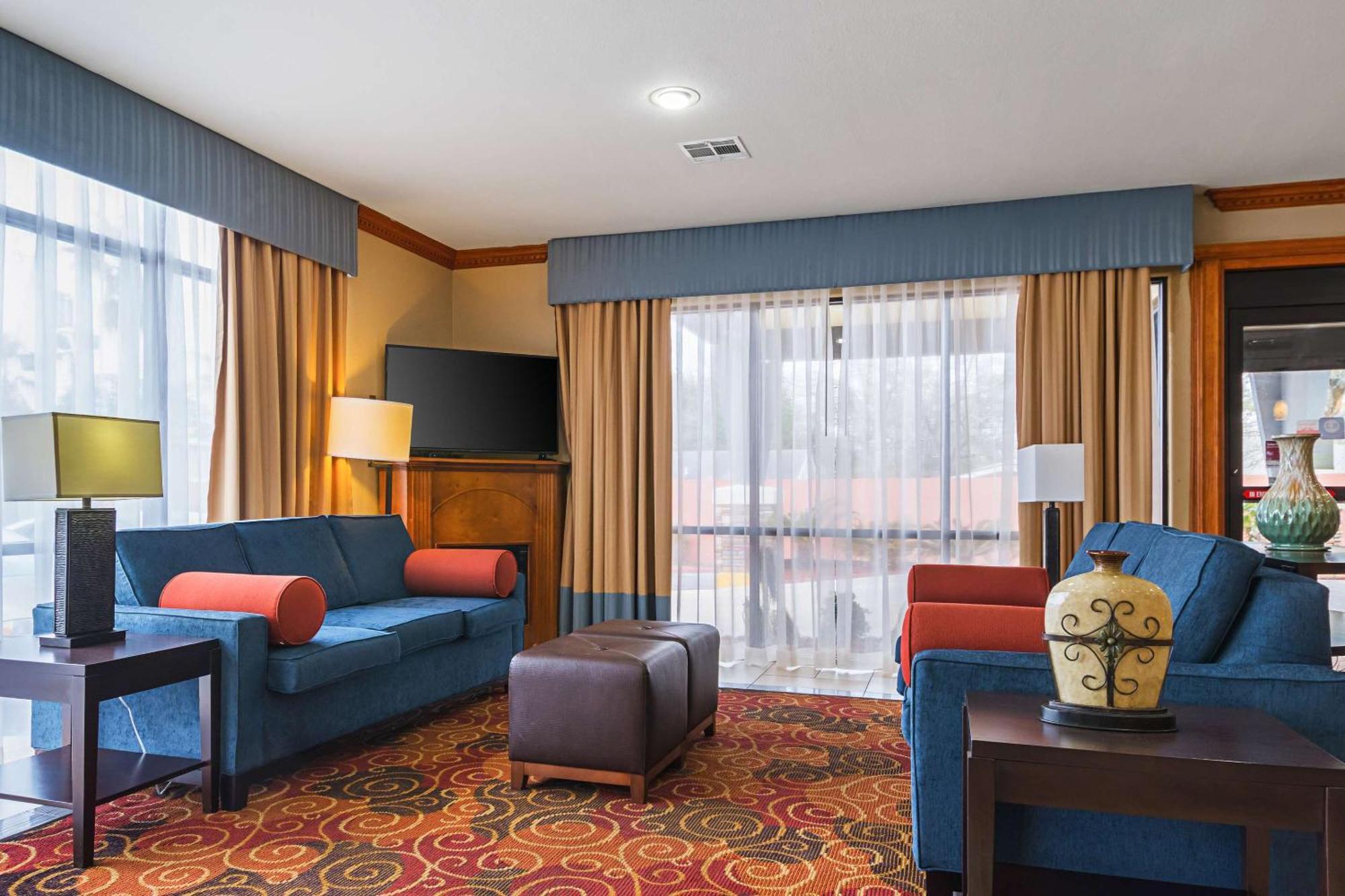 Comfort Suites Lake Charles Buitenkant foto